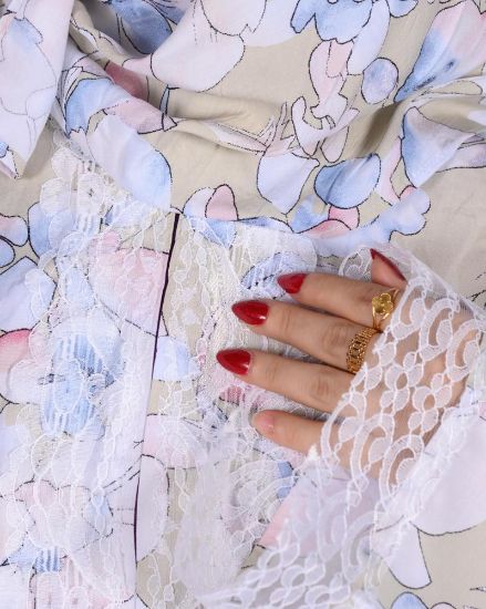 صورة طقم صلاة كامل بنقشة ورود وغطاء رأس